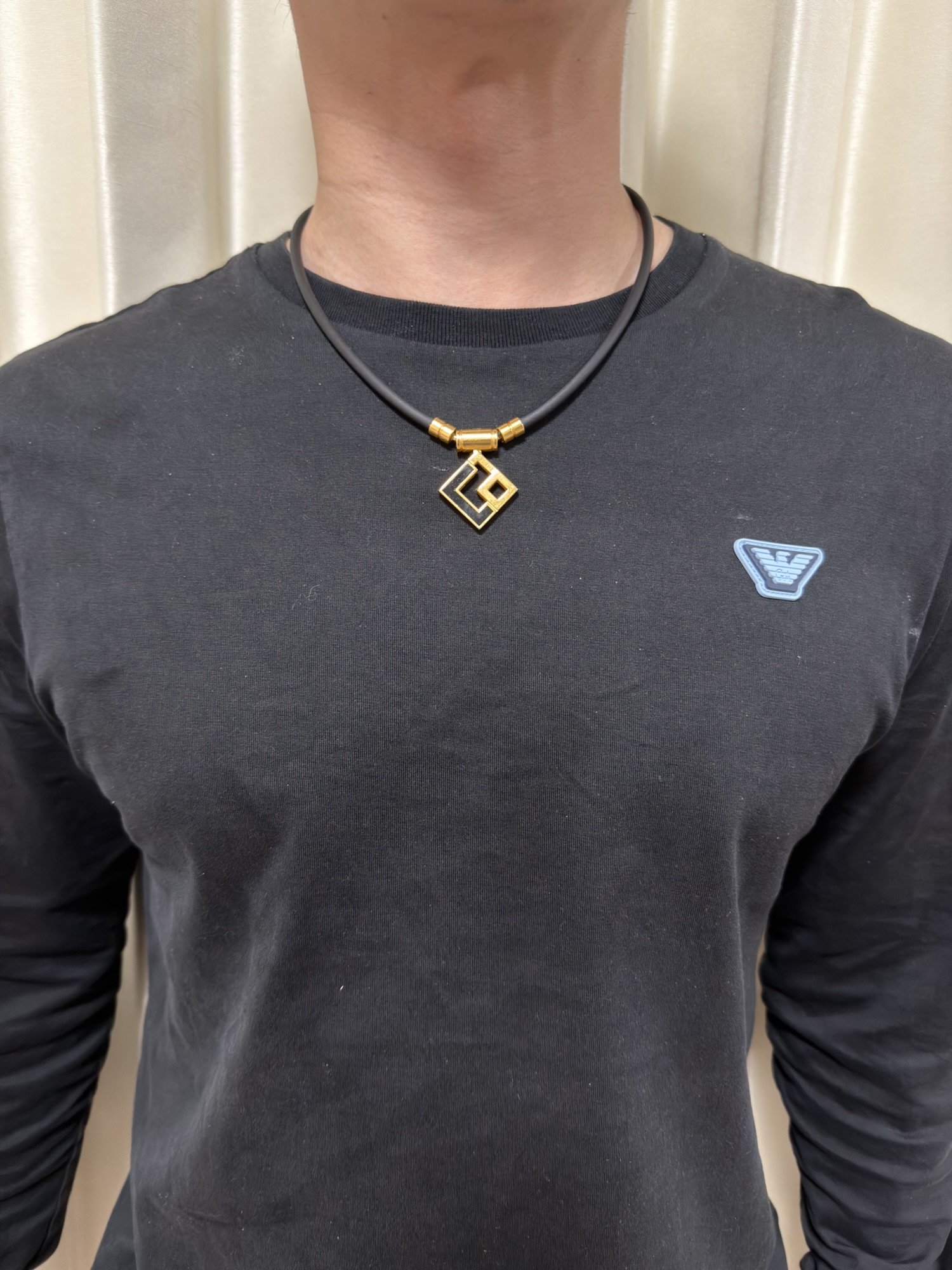 コラントッテ TAO ネックレスα ARAN を黒のロンTに合わせた着用例