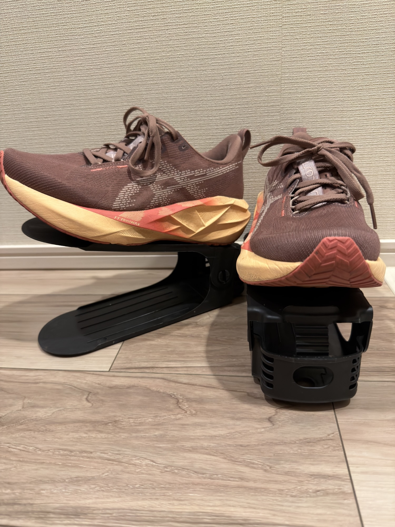 夫婦で色違いの ASICS Novablast 5