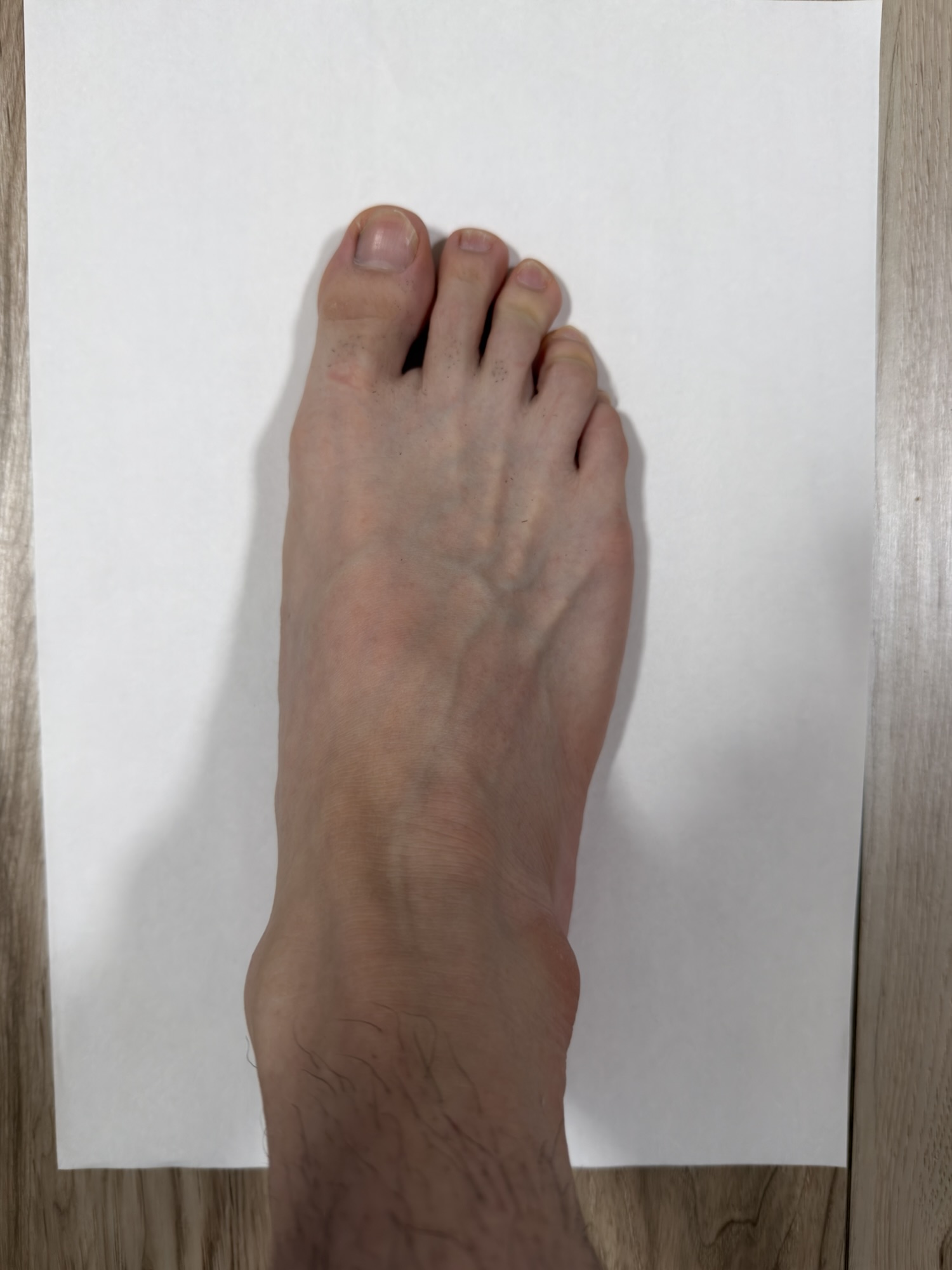 A4用紙の上に裸足で立つ